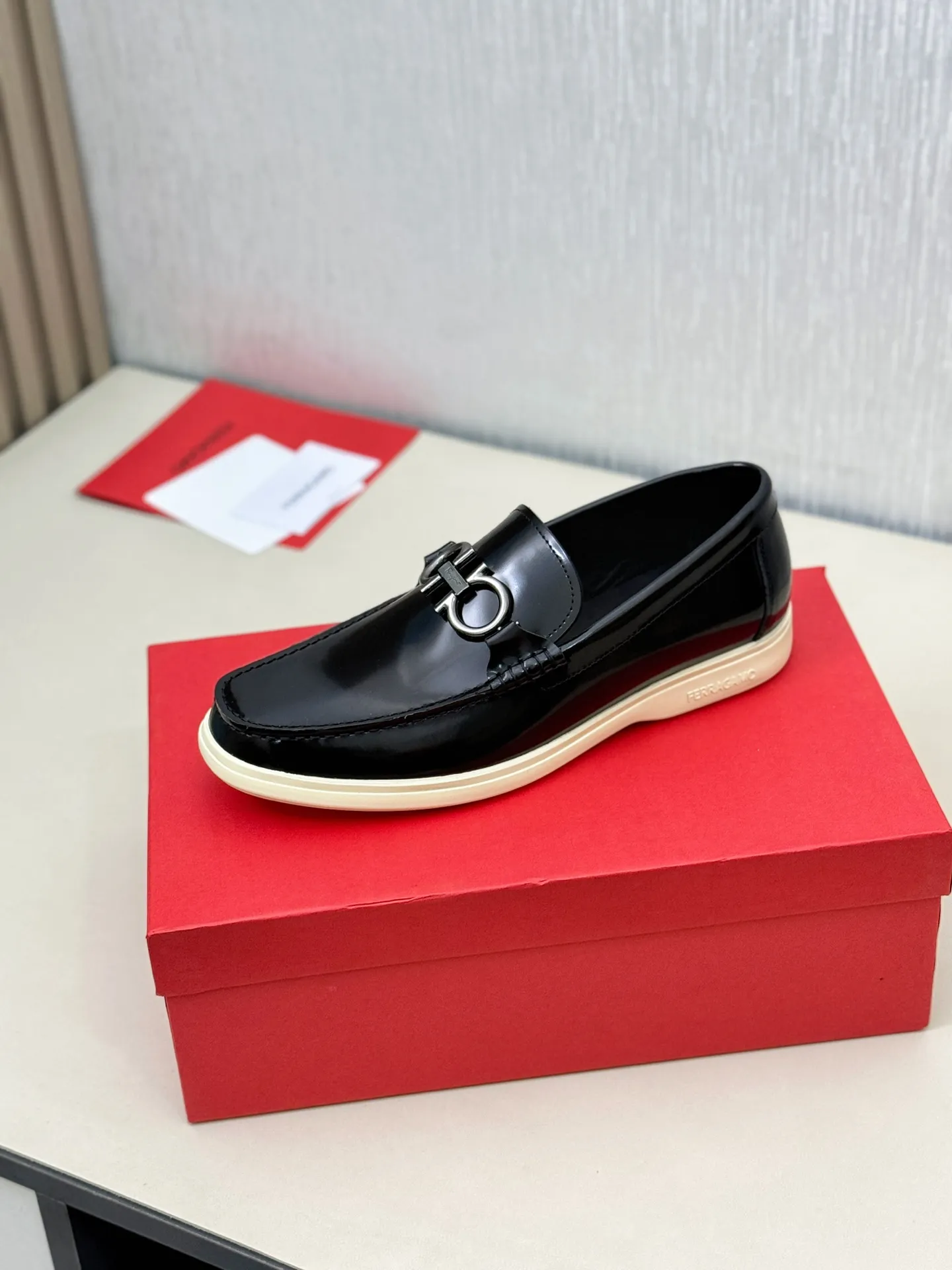 [Ferragamo] P: 580💰 Number of yards: 38~44 (45 orders are non-returnable) Ferragam's new men's driving shoes, the fabric is made of imported cowhide, with visible texture, heavy industrial stitching, dyed calfskin inside, standard logo cowhide feet, big-name experience, soft and comfortable on the feet, a men's favorite, special non-slip and wear-resistant rubber soles, easy to handle various occasions, with original box packaging!